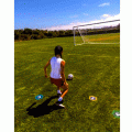 Zawodniczka na boisku piłkarskim trenująca z wykorzystaniem znaczników SKLZ Reactive Agility Targets.