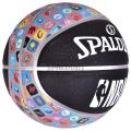 Spalding NBA Team Collection piłka do koszykówki outdoor, widok paneli z logotypami i czarną powierzchnią