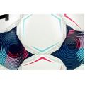 Zbliżenie powierzchni piłki do nogi rozmiar 5 Select Brillant Training DB V25 z certyfikatem FIFA Basic